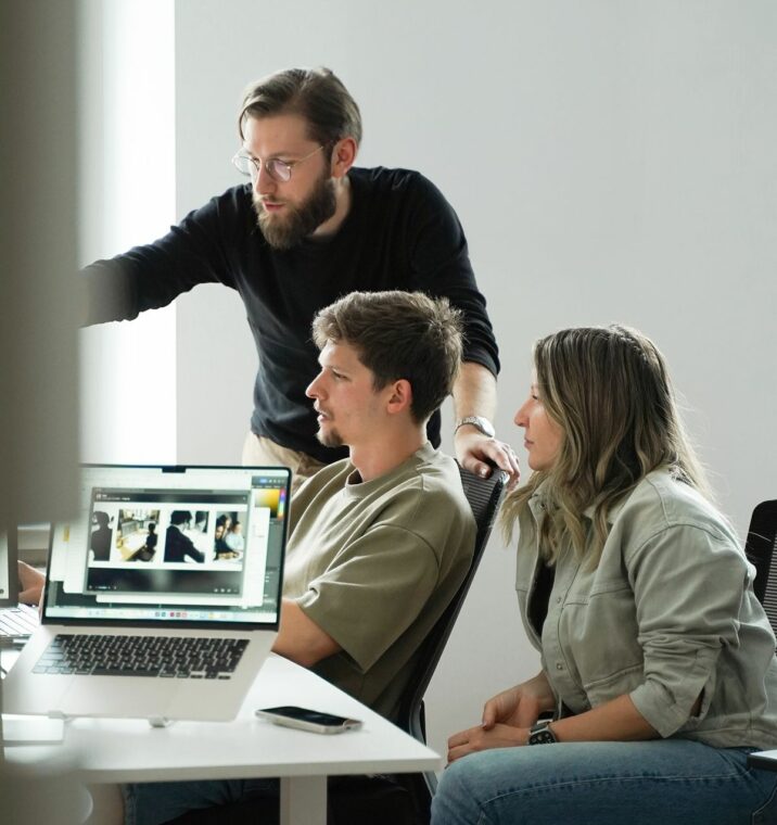 team validating work agence rosad