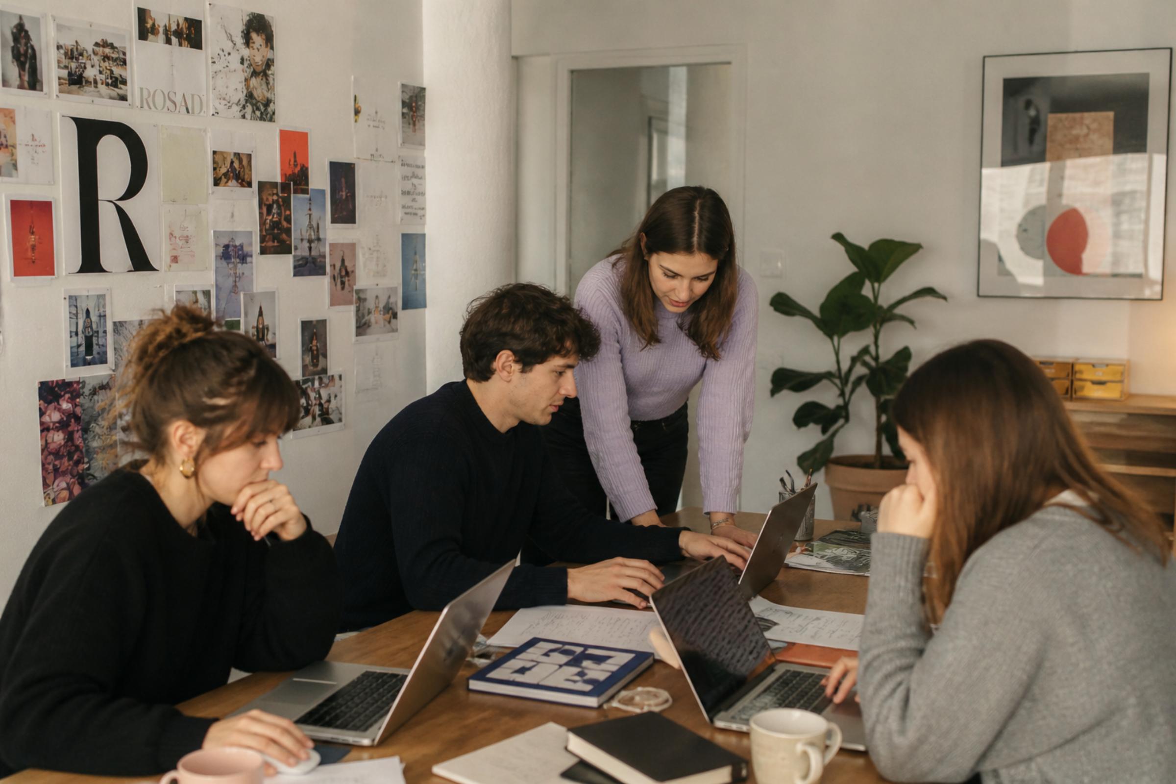 Equipe de l'agence Rosad qui travaille sur la stratégie client