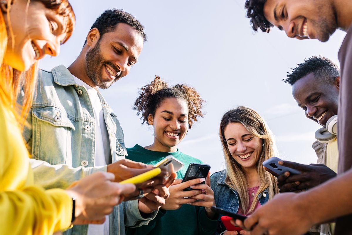 people using social media rosad